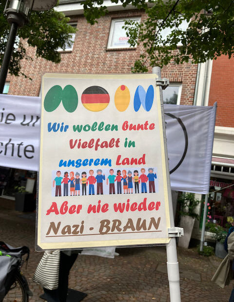 Plakat mit Text "Wir wollen bunte Vielfalt in unserem Land, aber nie wieder NAZI braun!"