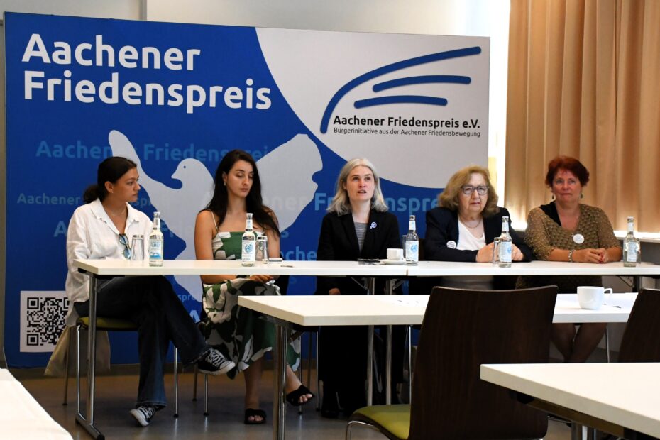 Verleihung Aachener Friedenspreis an Omas gegen Rechts; Veranstaltungsfoto; Podium Aachener Friedenspreis