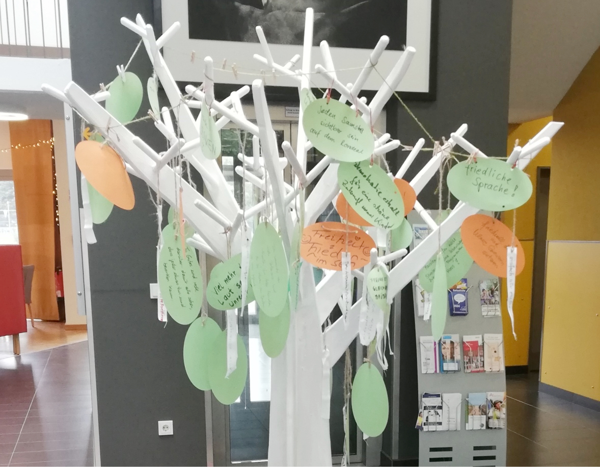 Friedensbaum mit Wünschen der Passant/innen