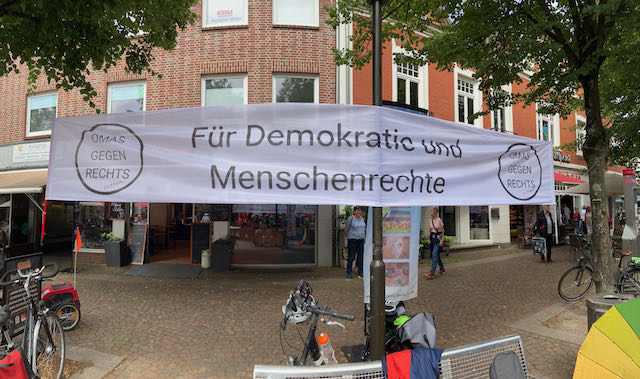 Transparent mit Text Für Demokratie und Menschenrechte