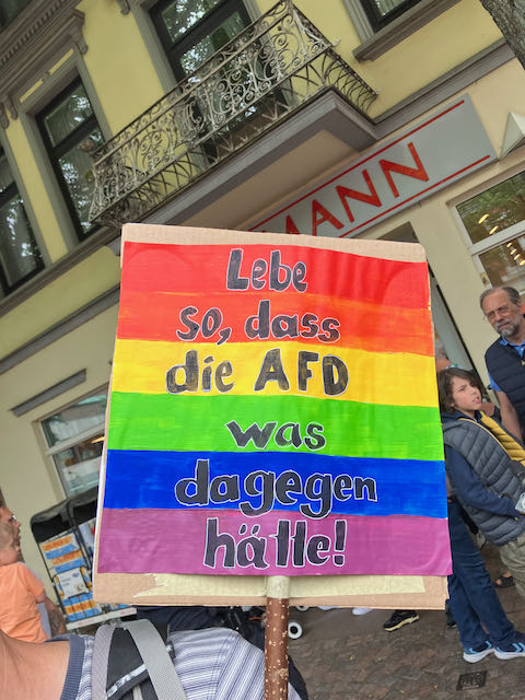 Plakat mit Text: Lebe so dass die Afd was dagegen hätte!
