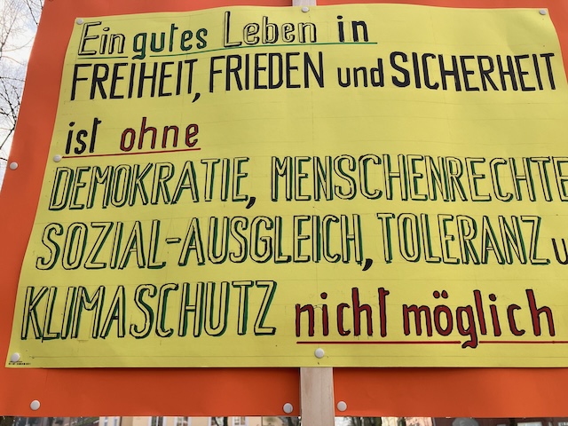 Schild mit Text: Ein gutes Leben in Freiheit, Frieden und Sicherheit ist ohne Demokratie, Menschenrechten, sozial-Ausgleich, Toleranz und Klimaschutz nicht möglich.