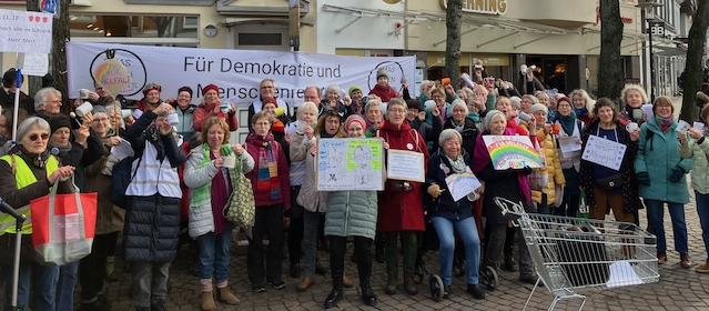 Foto der Teilnehmerinnen mit Tassen in der Hand