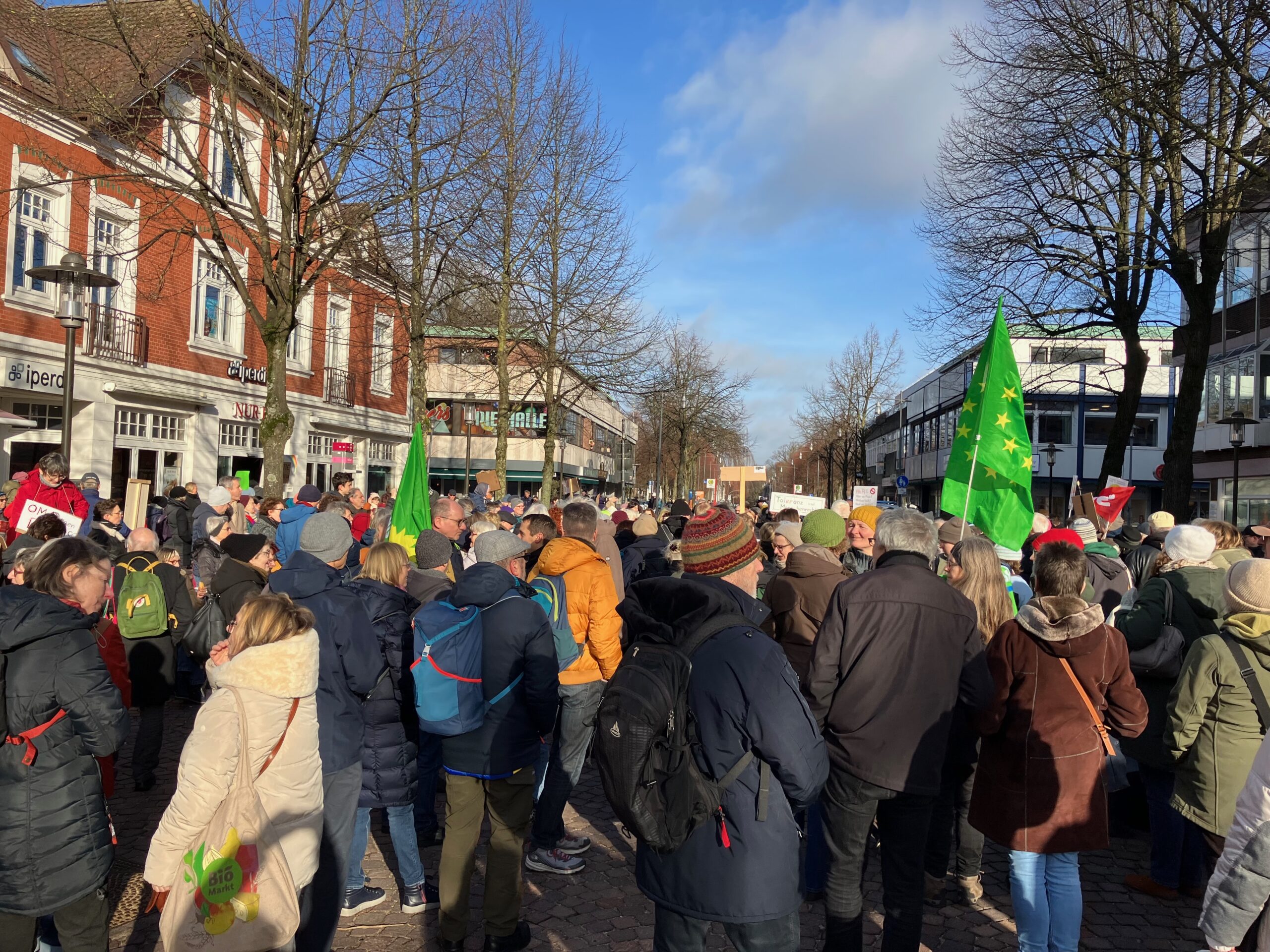 Teilnehmer und Teilnehmerinnen einer Omas gegen Rechts Kundgebung auf dem Rondell in Ahrensburg