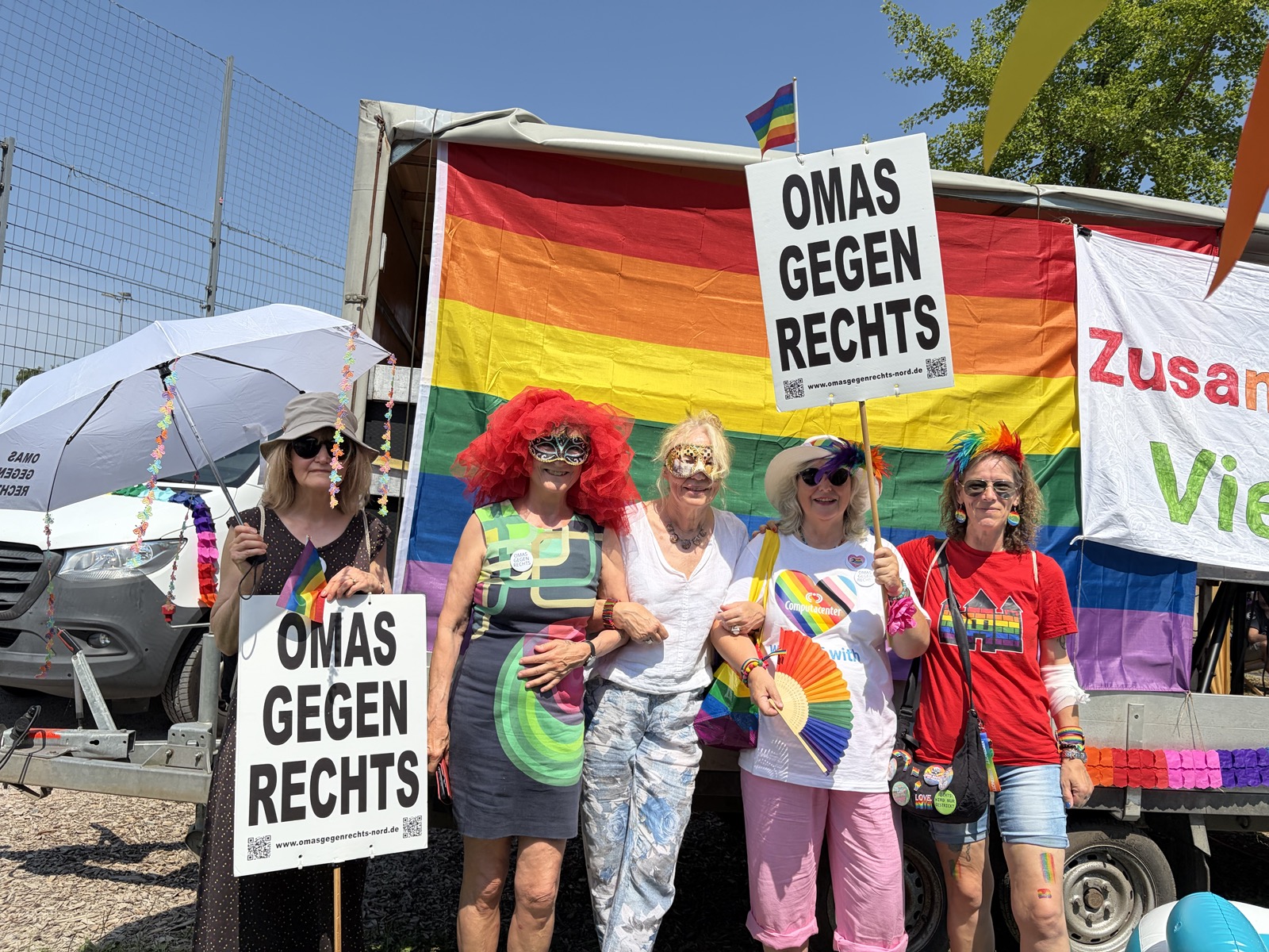 Erster CSD 2026 in Ahrenburg. Bild zeigt teilnehmende Omas gegen Rechts.