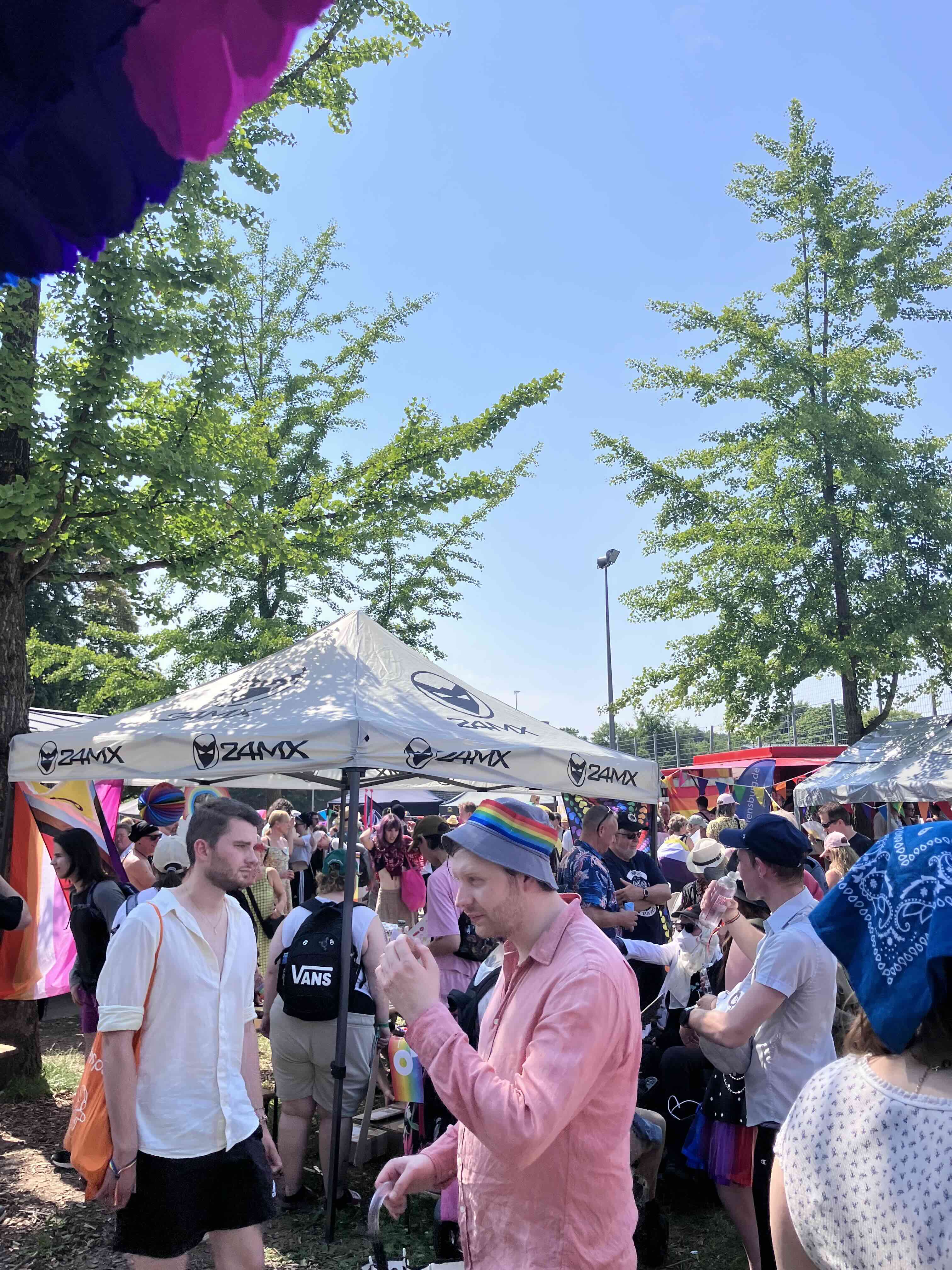 Erster CSD 2026 in Ahrenburg. Bild zeigt teilnehmende Omas gegen Rechts.