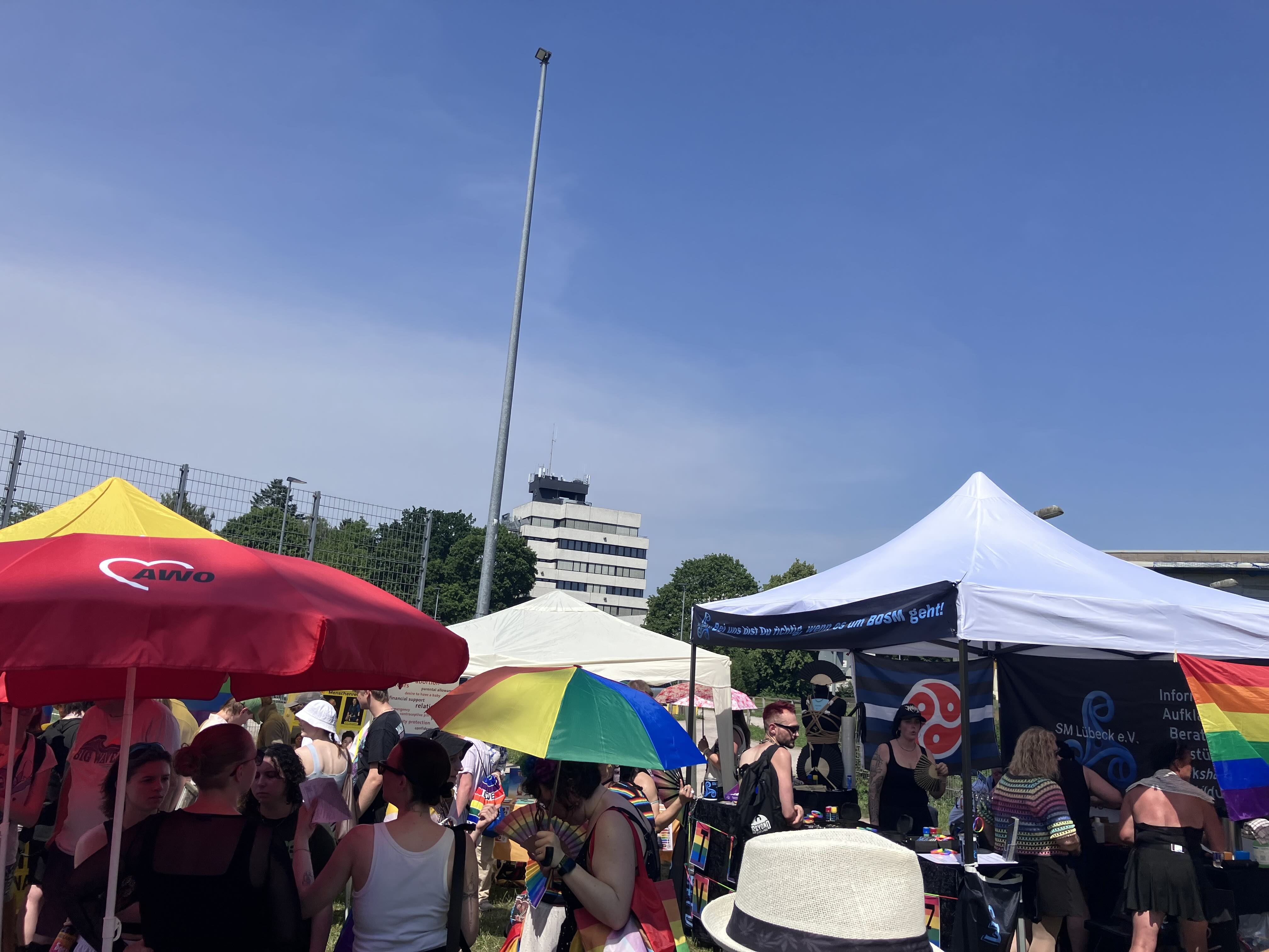 Erster CSD 2026 in Ahrenburg. Bild zeigt Infostände
