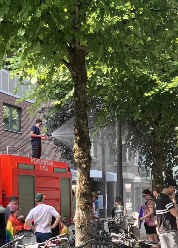Erster CSD 2026 in Ahrenburg. Bild zeigt Feuerwehr die mit Wasser sprüht