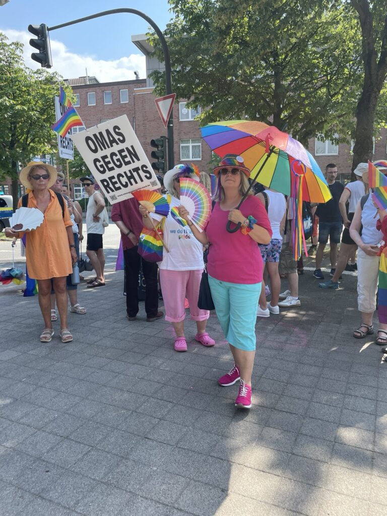 Erster CSD 2026 in Ahrenburg. Bild zeigt teilnehmende Omas gegen Rechts.