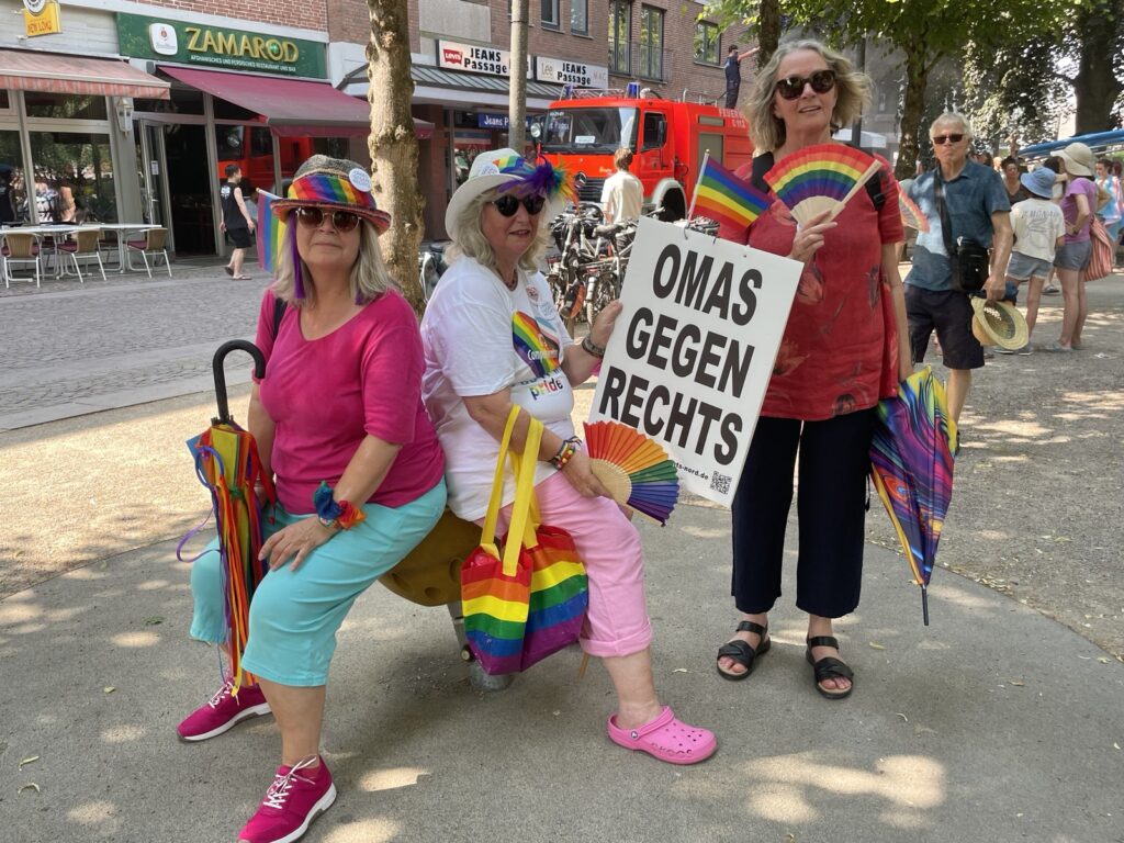 Erster CSD 2026 in Ahrenburg. Bild zeigt teilnehmende Omas gegen Rechts.