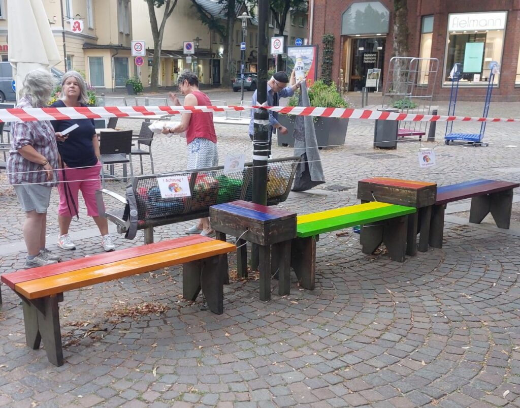Foto von den fertig bemalten Bänken