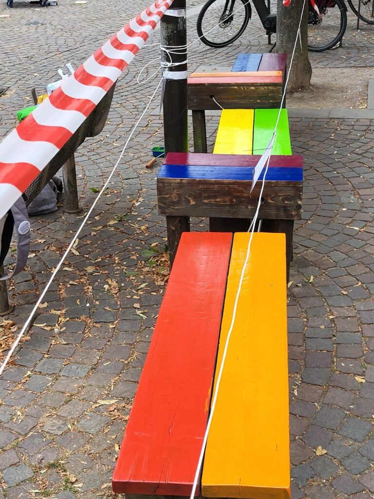 Foto von den fertig bemalten Bänken