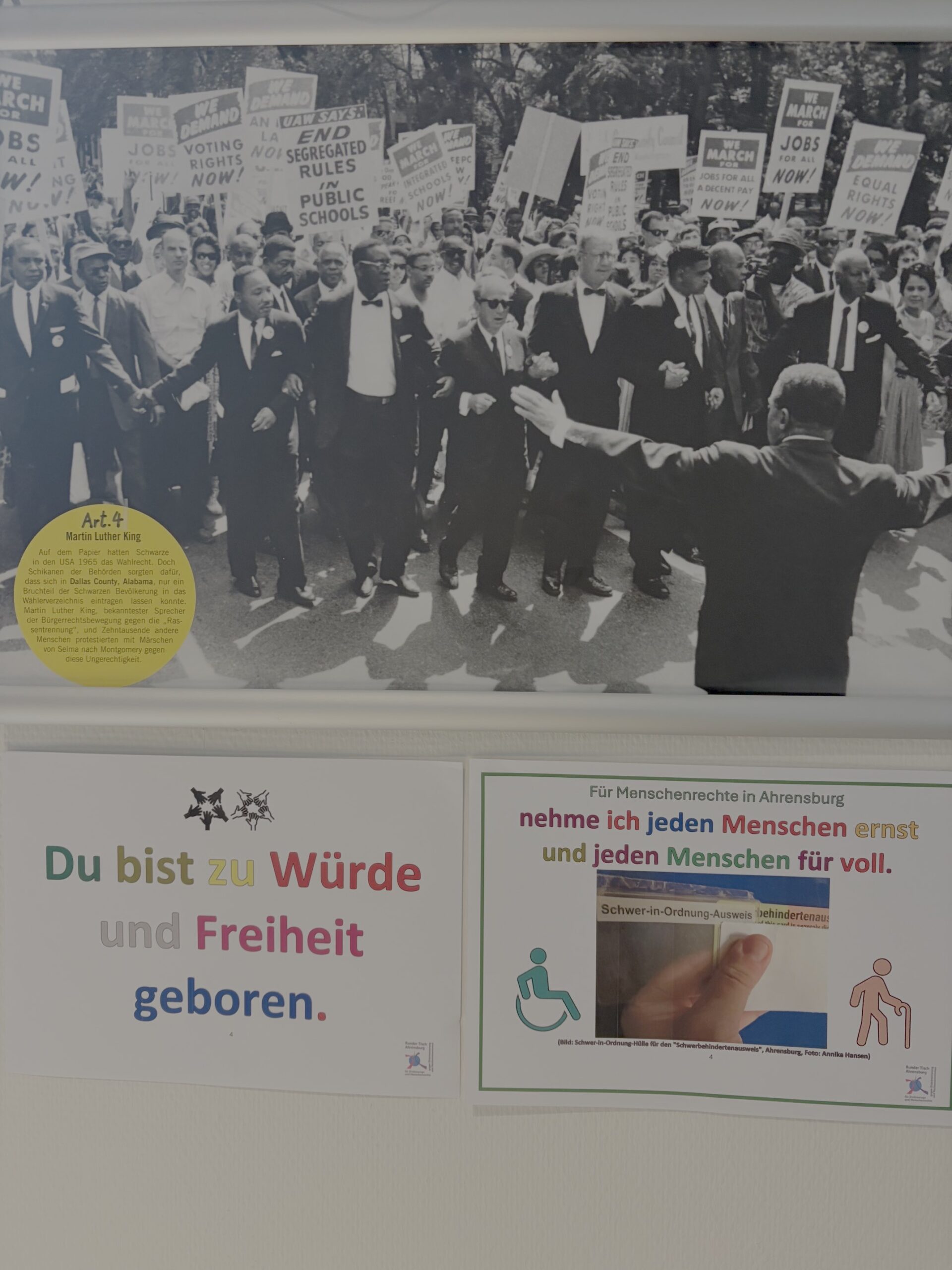 Ausstellungsfoto Martin Luther King und Plakat Würde des Menschen