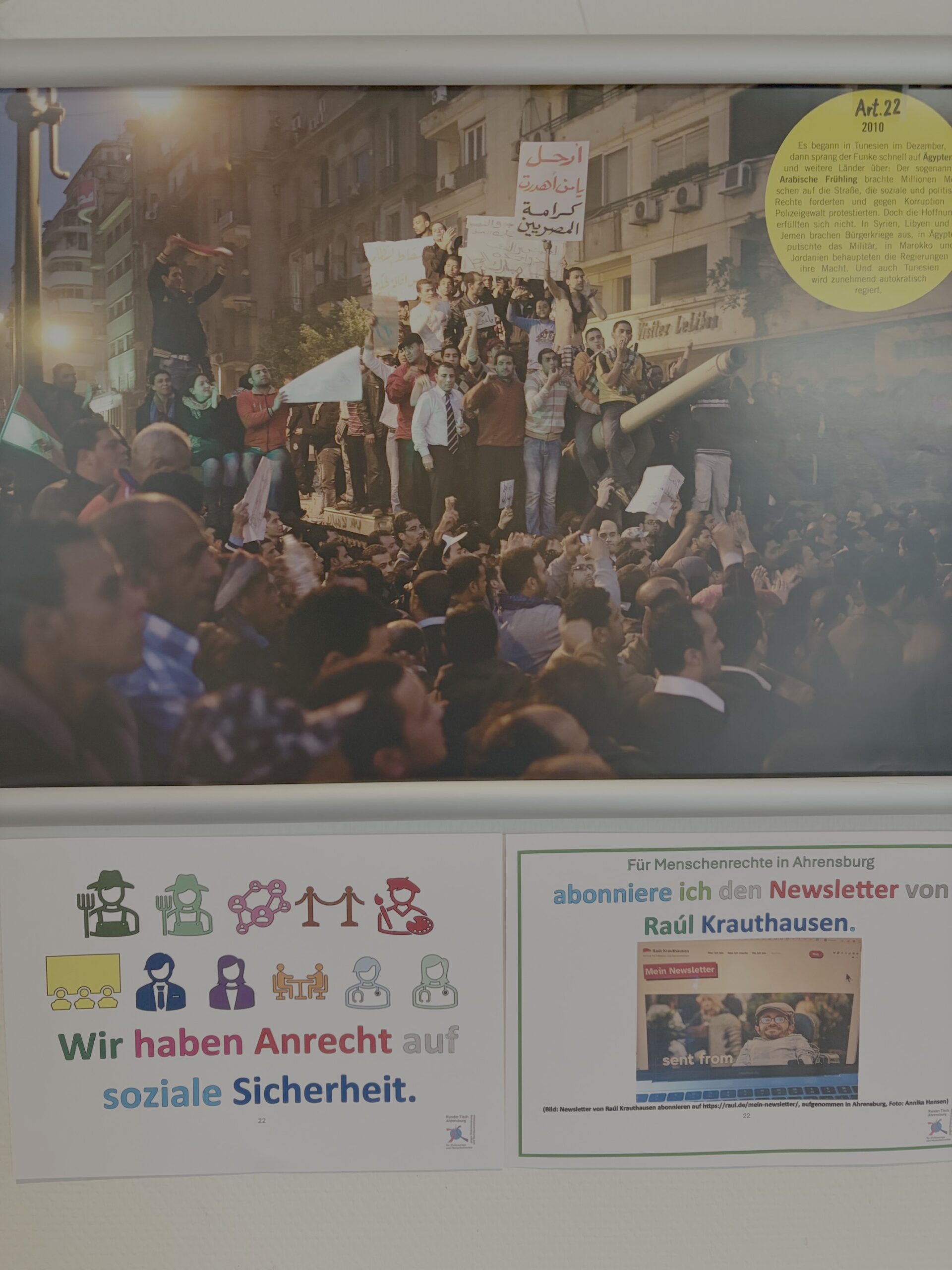 Ausstellungsfoto Arabischer Frühling und Plakat Recht auf soziale Sicherheit