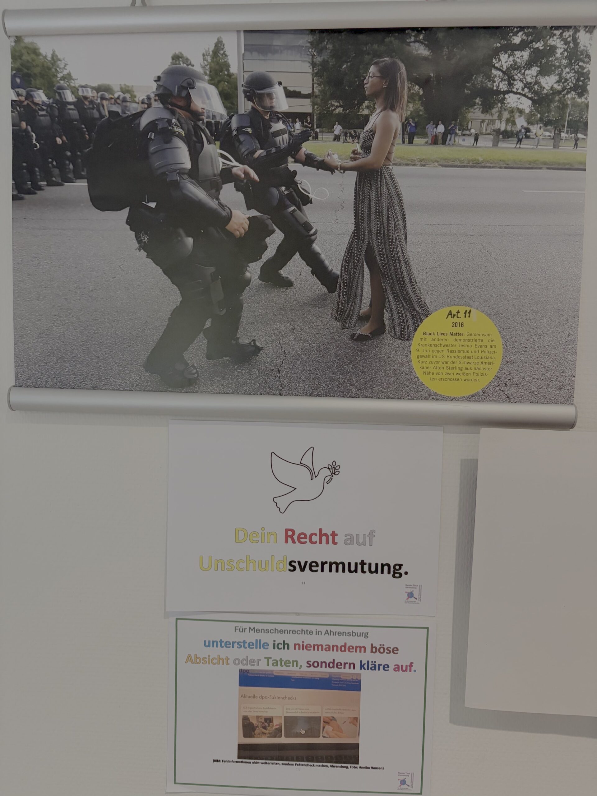 Ausstellungsfoto Black Lives Matter und Plakat Recht auf Unschuldsvermutung
